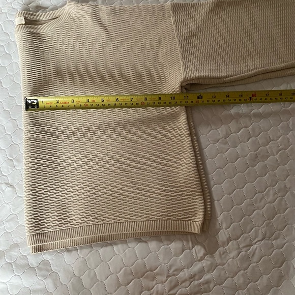 VICOLO CROPPED SWEATER . CREWNECK CREAM , MEDIUM TEXTURED . - Picture 5 of 12